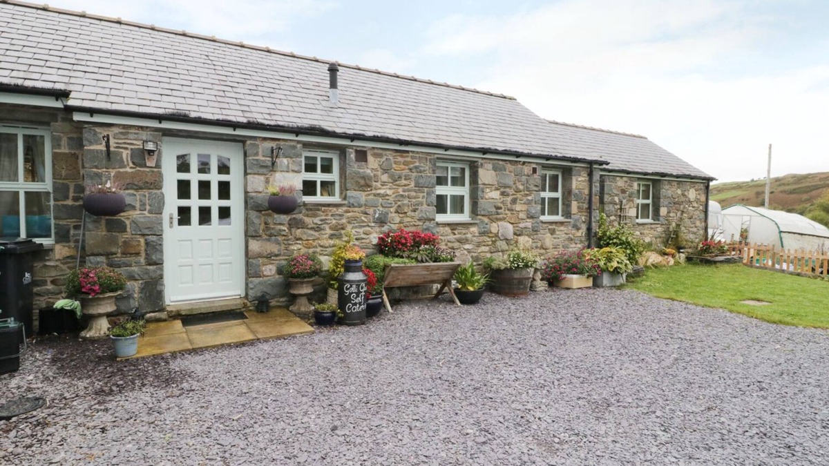 Eglwysbach Cottage | GELLI GLUD, pet friendly, character holiday cottage in Eglwysbach