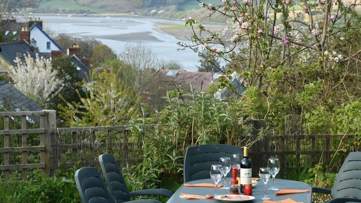 St Dogmaels Cottage | GELLIFOR, pet friendly, with open fire in St Dogmaels