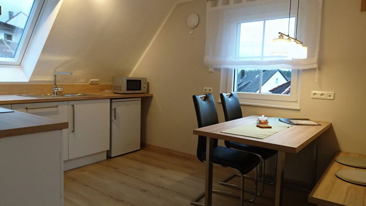 Windischeschenbach Apartment | Gemütlich eingerichtetes Feriendomizil mit Balkon in Neuhaus, der Hochburg des Zoiglbieres