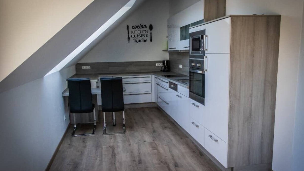 Neukirchen-Balbini Apartment | Gemütliche Dachgeschosswohnung mit Saunabereich