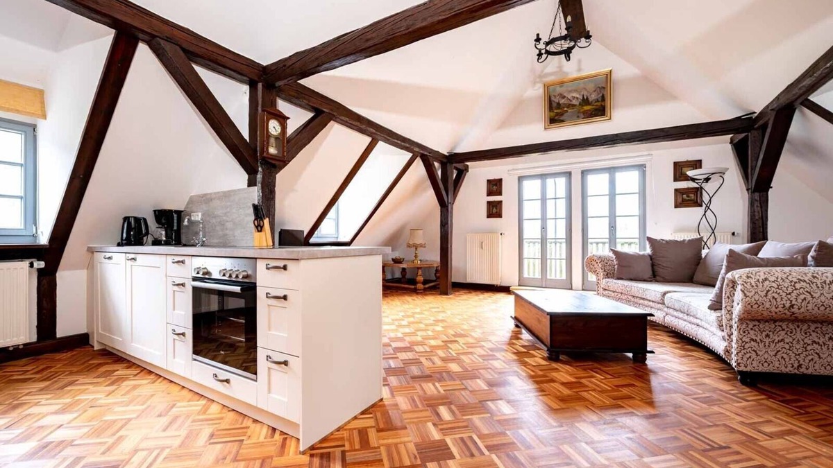 Creglingen Apartment | Gemütliche, eindrucksvolle Maisonette-Wohnung mit großem Balkon und Blick ins Grüne