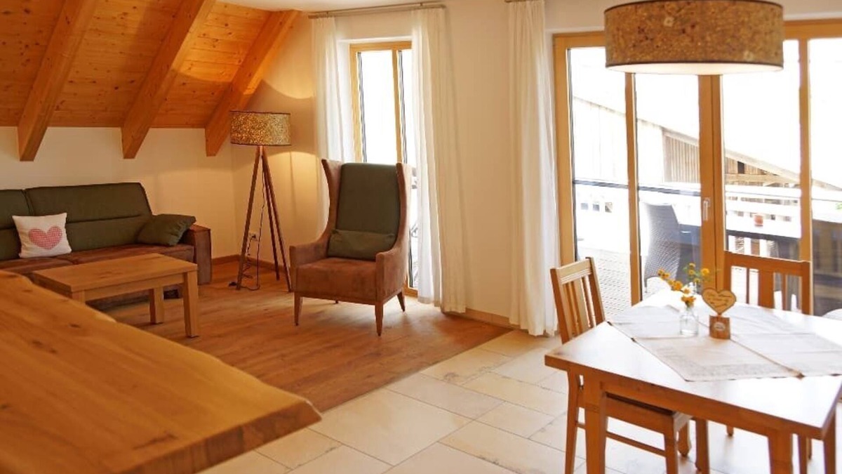 Burglengenfeld Apartment | Gemütliche Ferienwohnung mit Balkon und Abendsonne