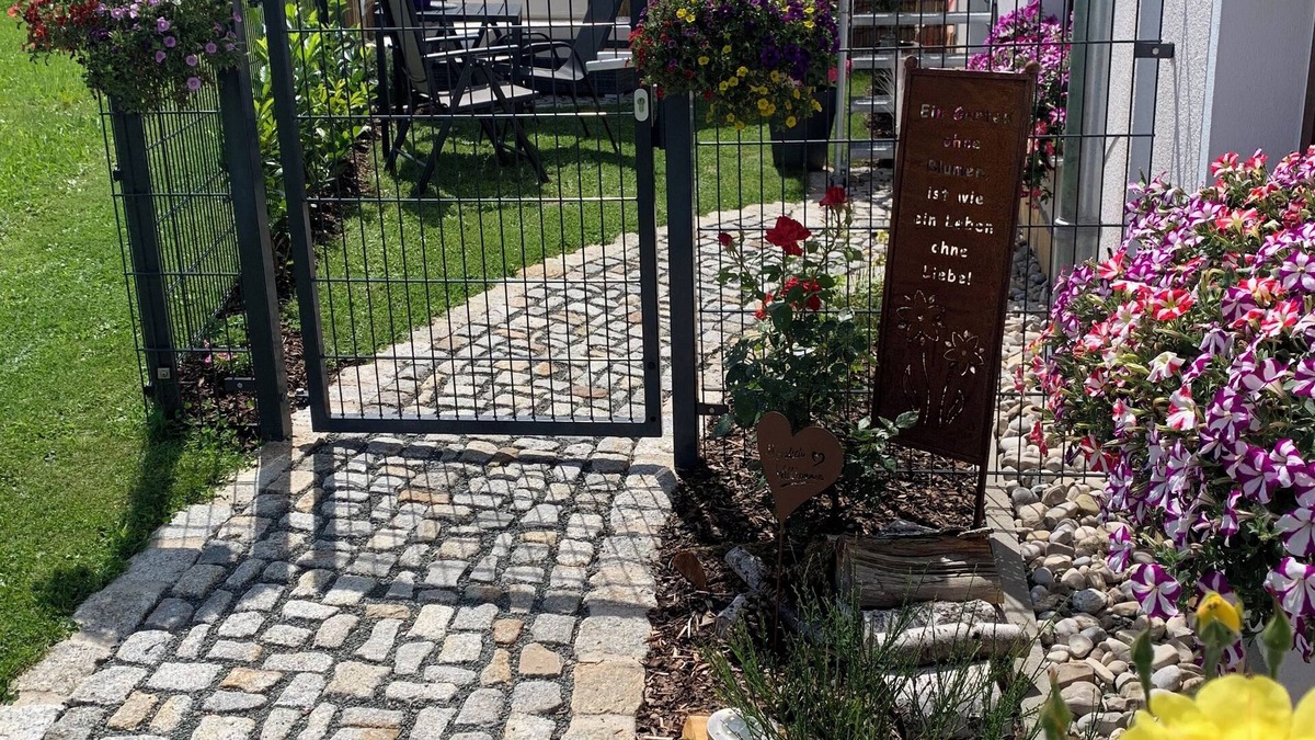 Chursdorf Apartment | Gemütliche Ferienwohnung in Idyllischer Lage - auf dem Land
