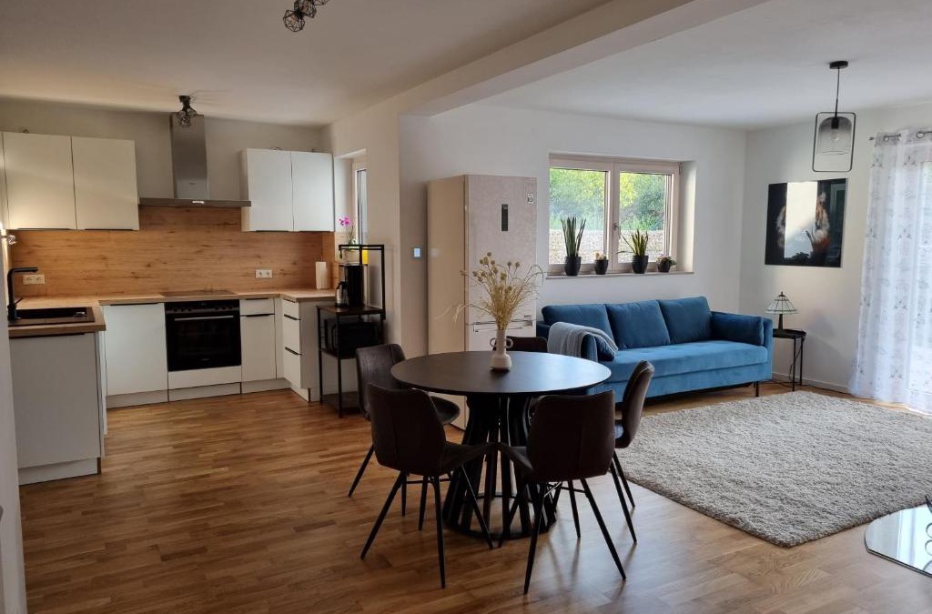 Burgthann Apartment | Gemütliche Premium Ferienwohnung mit Terrasse nähe S-Bahn