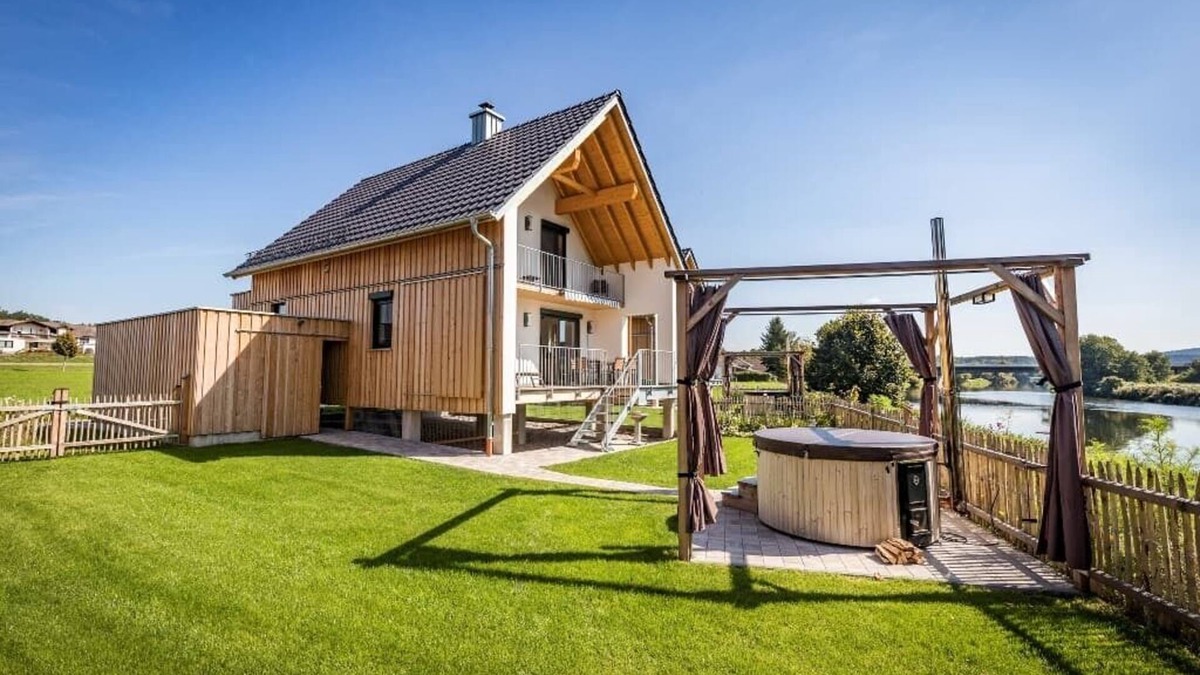 Nittenau Apartment | Gemütliches Chalet am Regen mit eigener Terrasse
