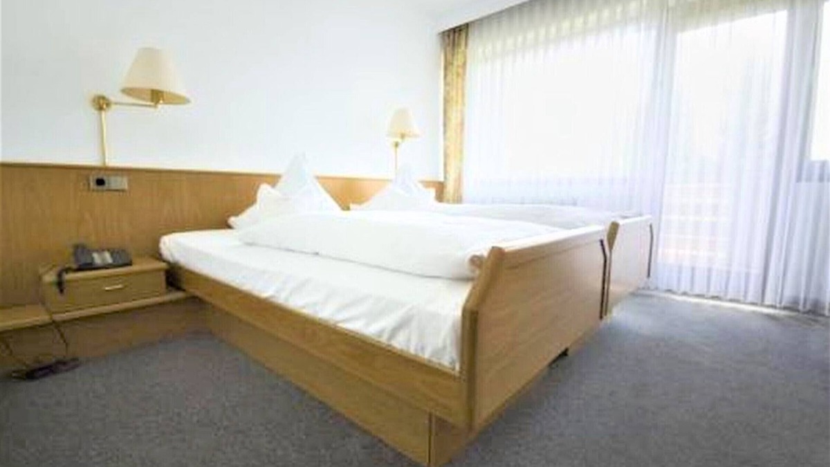 Langenbrand Apartment | Gemütliches Doppelzimmer mit Sat-TV, Dusche/WC und Balkon oder Terrasse