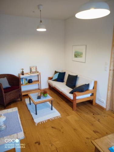 Sterley Apartment | Gemütliches Schwalbennest, Resthof, Dachterrasse in Schaalseenähe