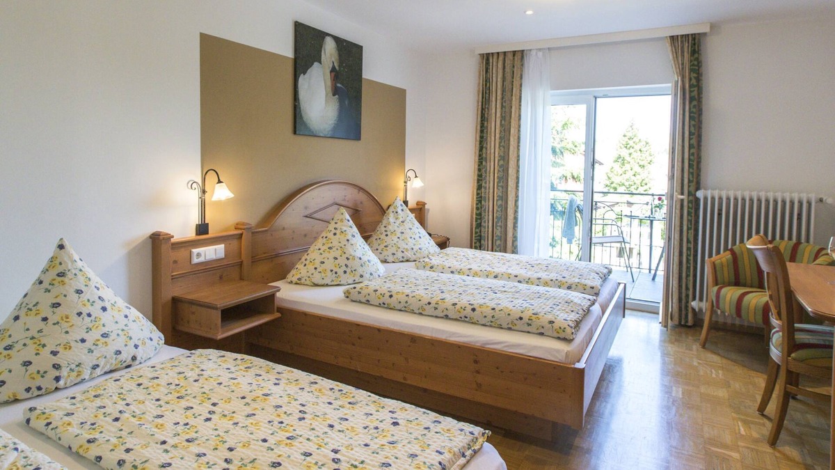 Wolfenweiler Apartment | Gemütliches Vierbettzimmer mit modernem Bad, Flachbild-TV und WLAN