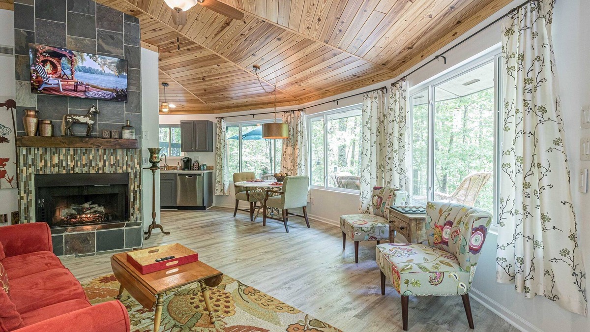 Dahlonega House | Gem - Fireplace - Forest - Relax - Wineries - Fire Pit - Grill - ROKU-Vibe-Queen