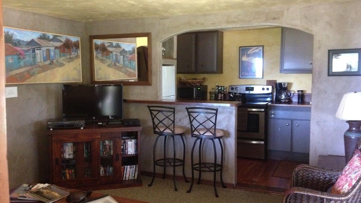Carmel Apartment | Gem of an apartment with craftsman touches in a very lovely setting