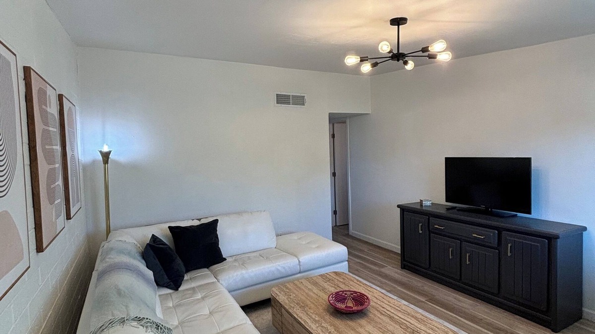 Menlo Park House | Gem Show, Biking Downtown, UofAn2-BR, 1 Bath house with AC, Fiber Optic Internet
