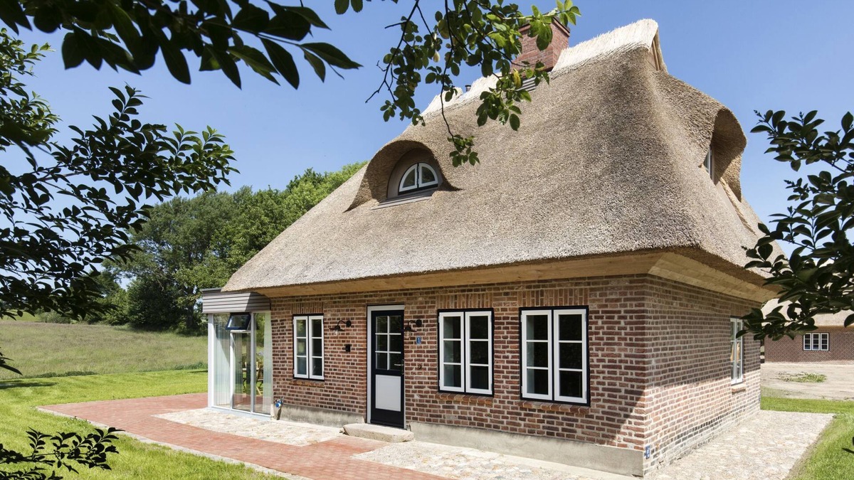 Holzdorf House | Gem under thatch with stove and sauna