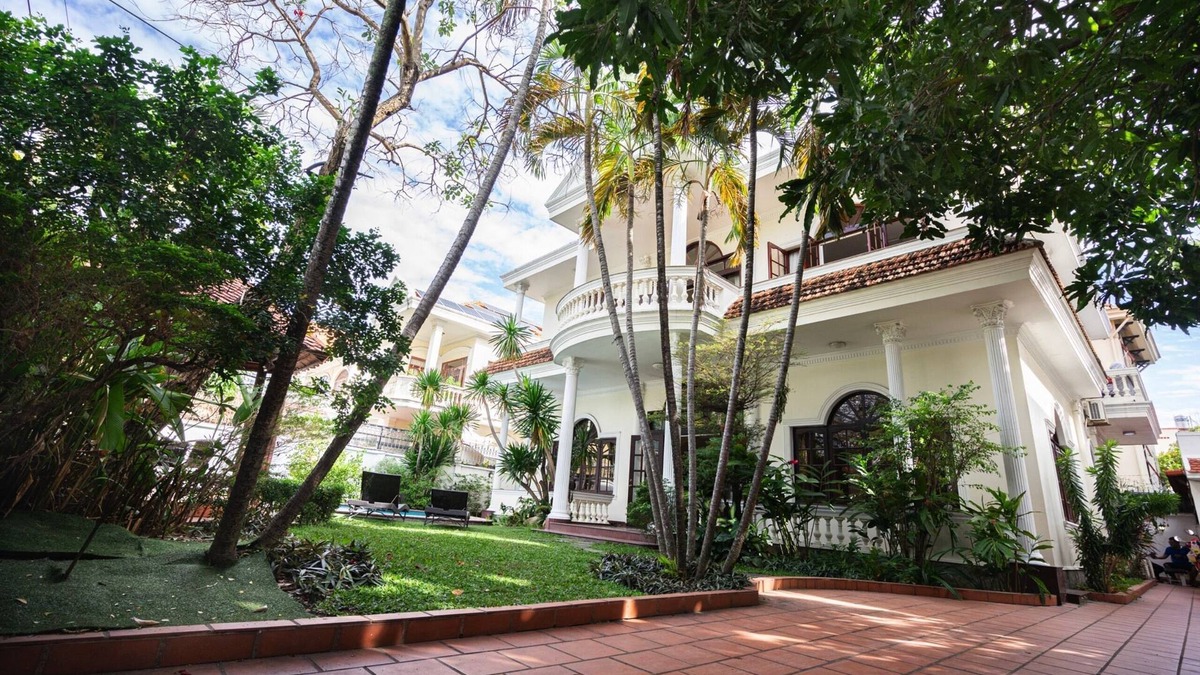Thao Dien Villa | Gem Villa 10, Biệt thự phong cách cổ điển, sang trọng và ấm cúng có hồ bơi lớn.