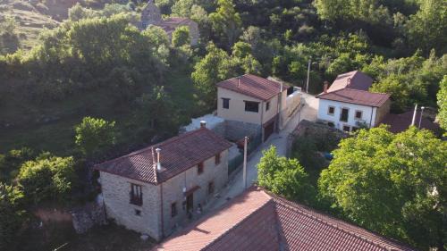 Cuevas de Vinayo House | Genciana, Casa Rural con encanto en La Montaña Leonesa