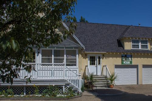 Genelle Bed & Breakfast | Genelle House B&B Guest House