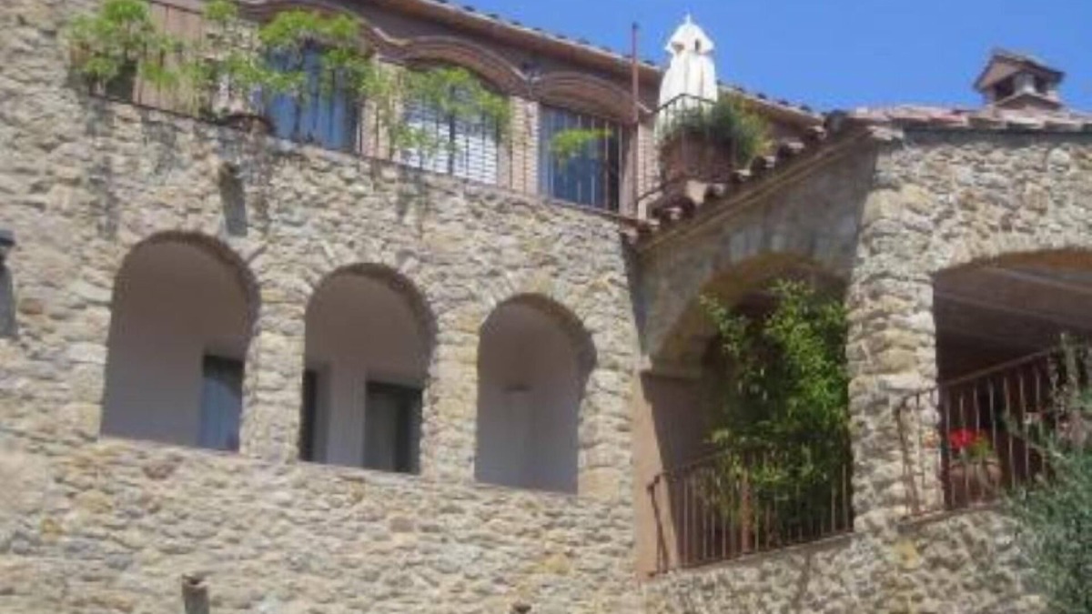 Peratallada Apartment | generous, comfortable roof app. with a dream view