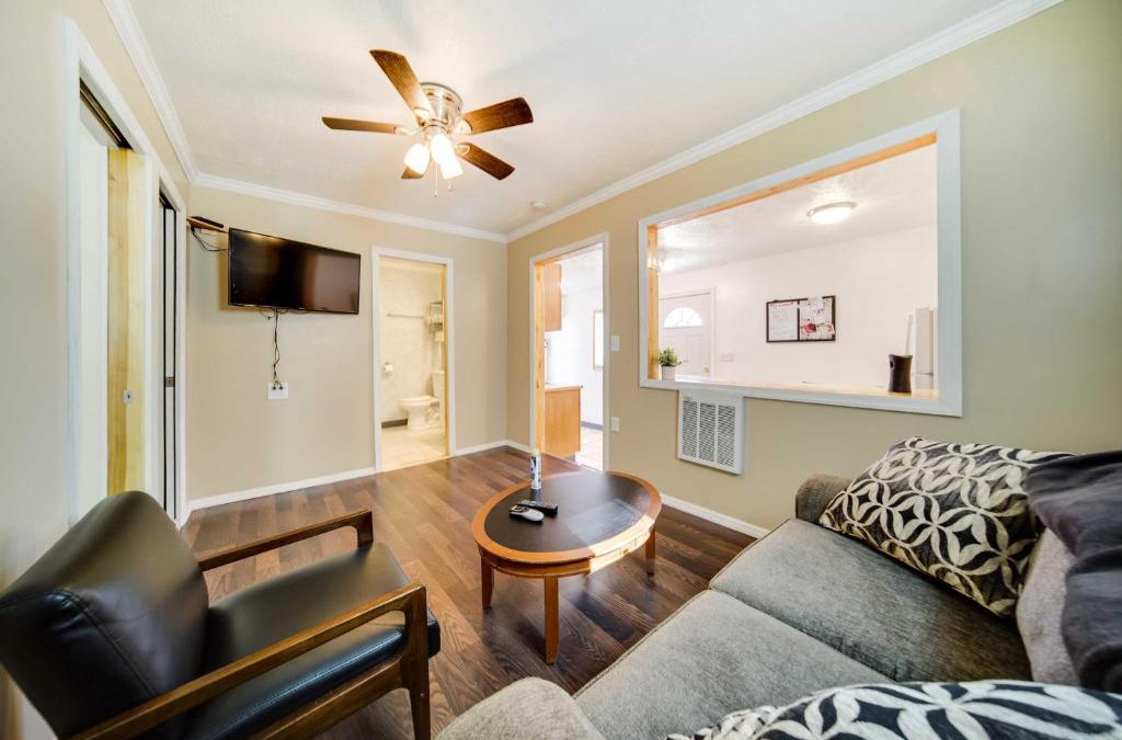 Geneva-on-the-Lake House | Geneva Cottage with Patio - Walk to Park, Lake Erie!