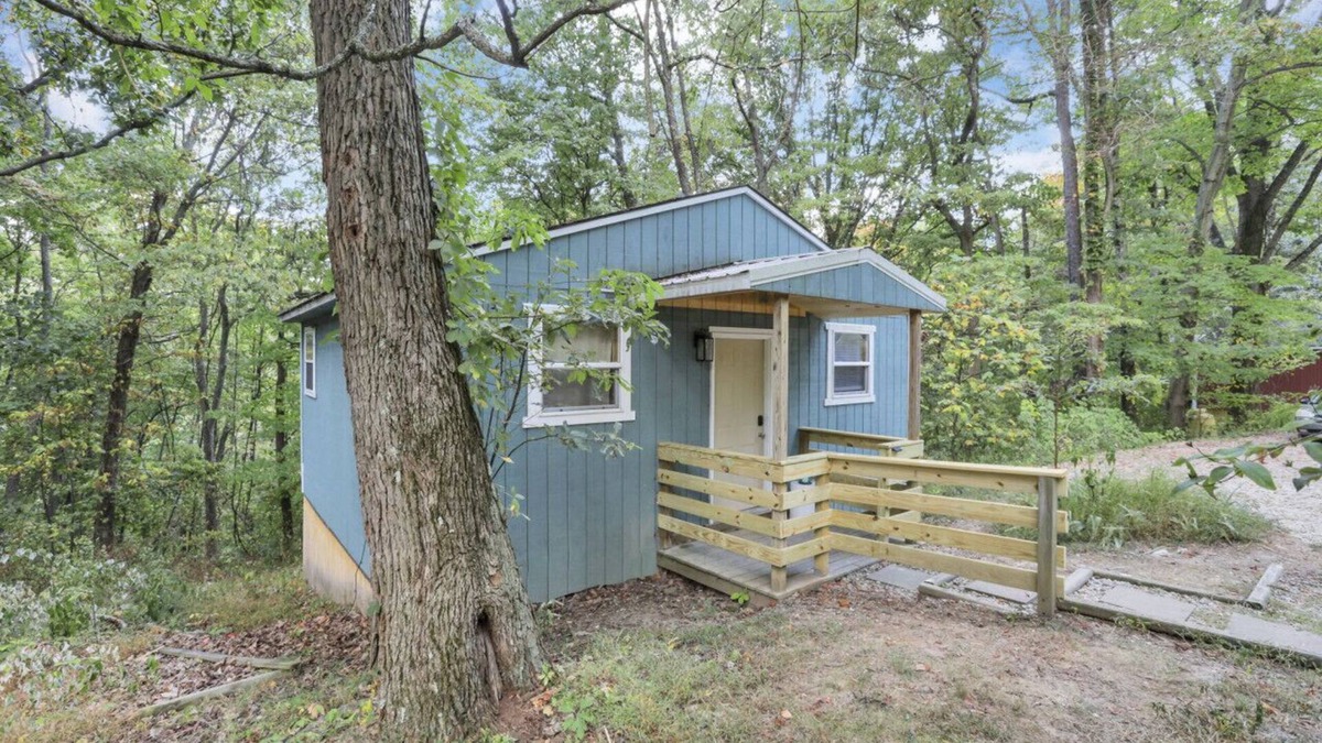 Lancaster Cabin | Gentle Breeze: The Evergreen: Romantic Secluded Getaway