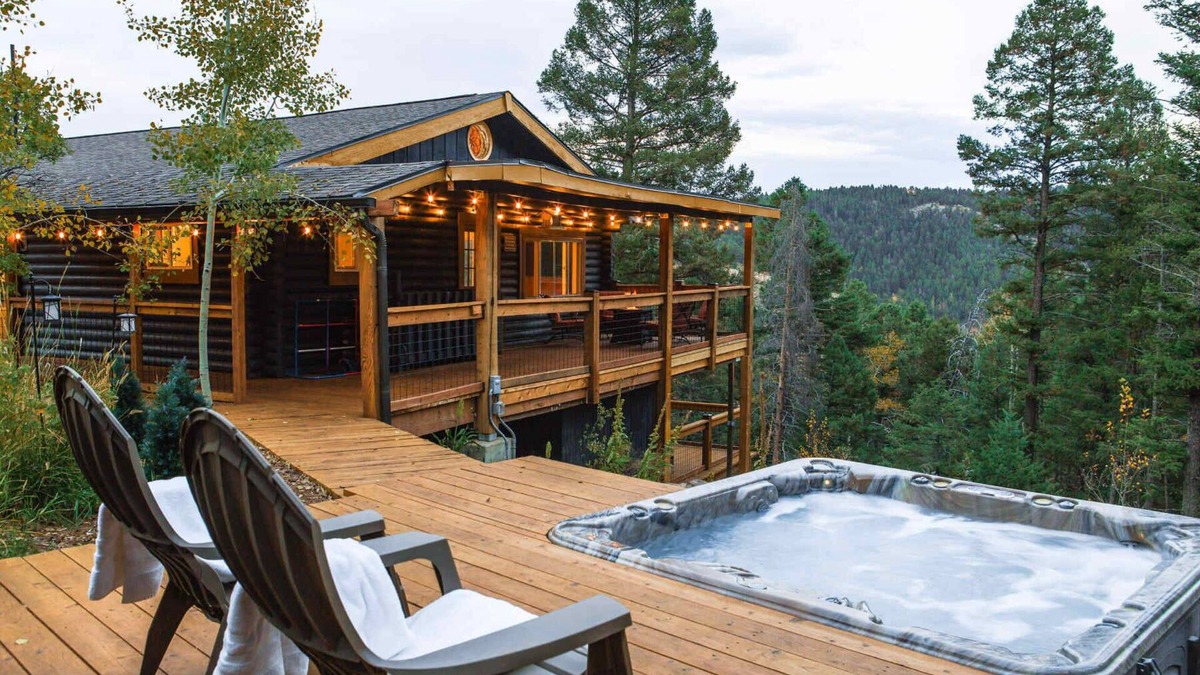 Pleasant Park Corridor Cabin | Genuine Log Cabin: Hottub, Fast Wifi, Covered Deck