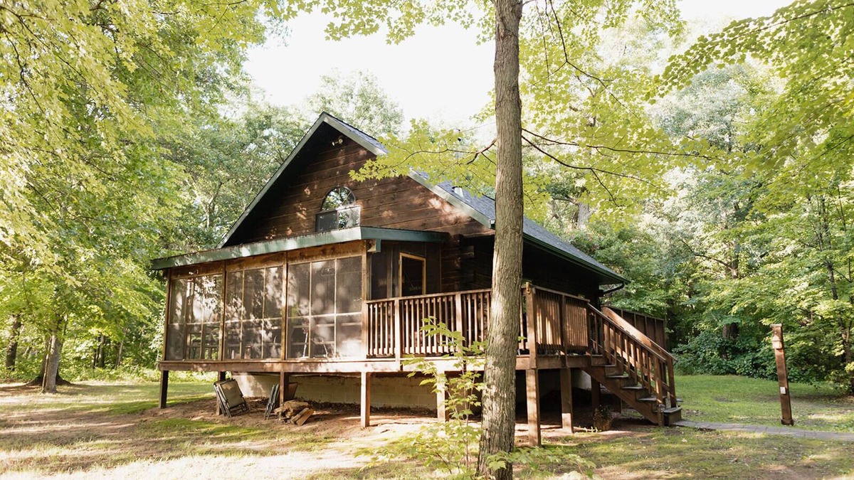 Siren Cabin | Genuine Log Cabin with large yard in a small quaint town across from Fish Lake