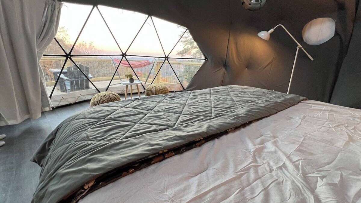 Apple Ridge Apartment | GeoDome 100 mi Views 2½ mi to BR
