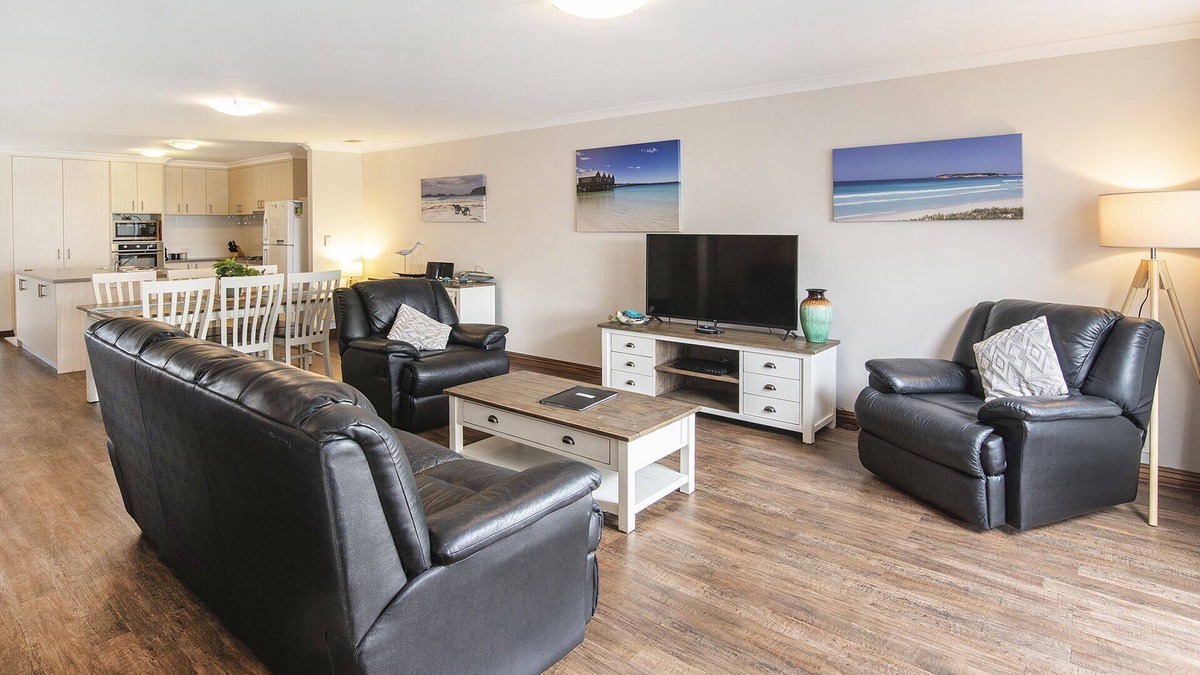 Geographe House | Geographe Marina Retreat- WIFI, Bikes and Kayaks