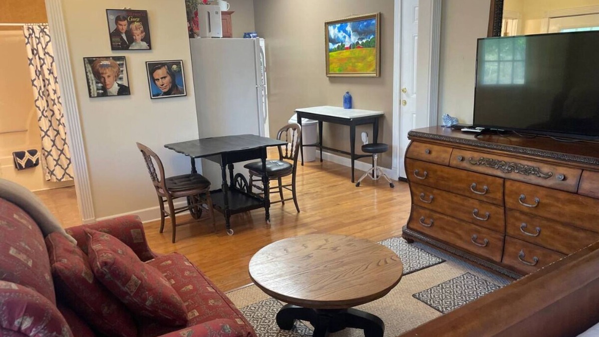 Camden Bed & Breakfast | George Jones & Tammy Wynette Fan Room