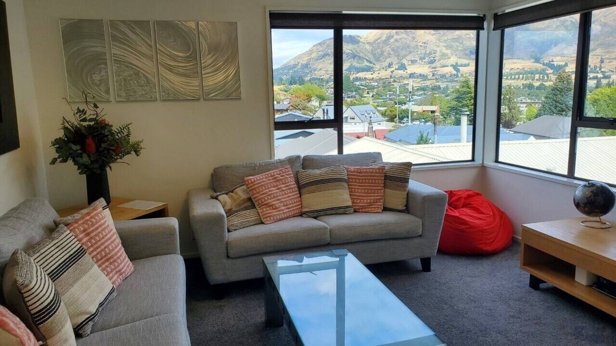 Wanaka House | George's House: Town Centre, amazing views, warm & pet friendly
