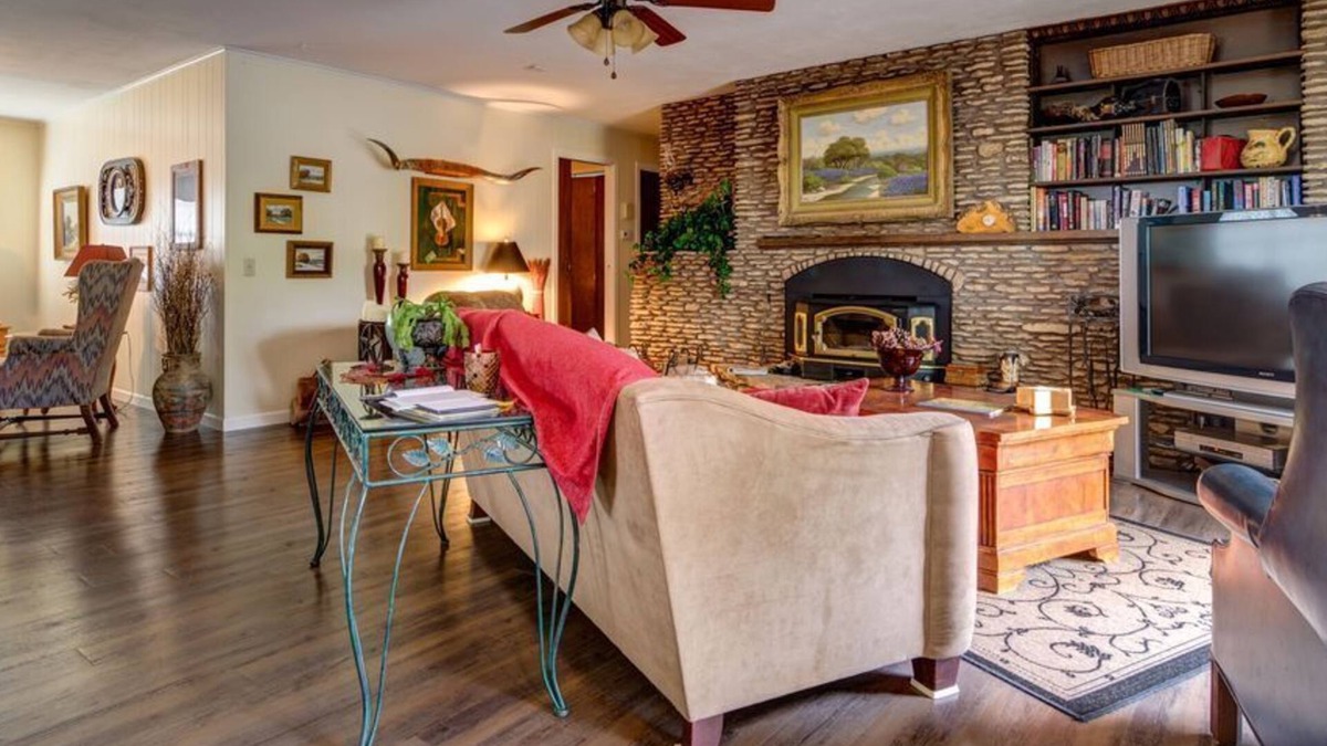 Georgetown House | Georgetown Square Minutes From Riverside, Countryside Farm Home, Family & Pets