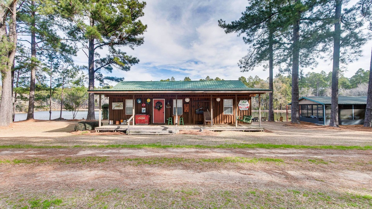 Wray Cabin | Georgia Lakefront Cabin w/Fire Pit + Grills!