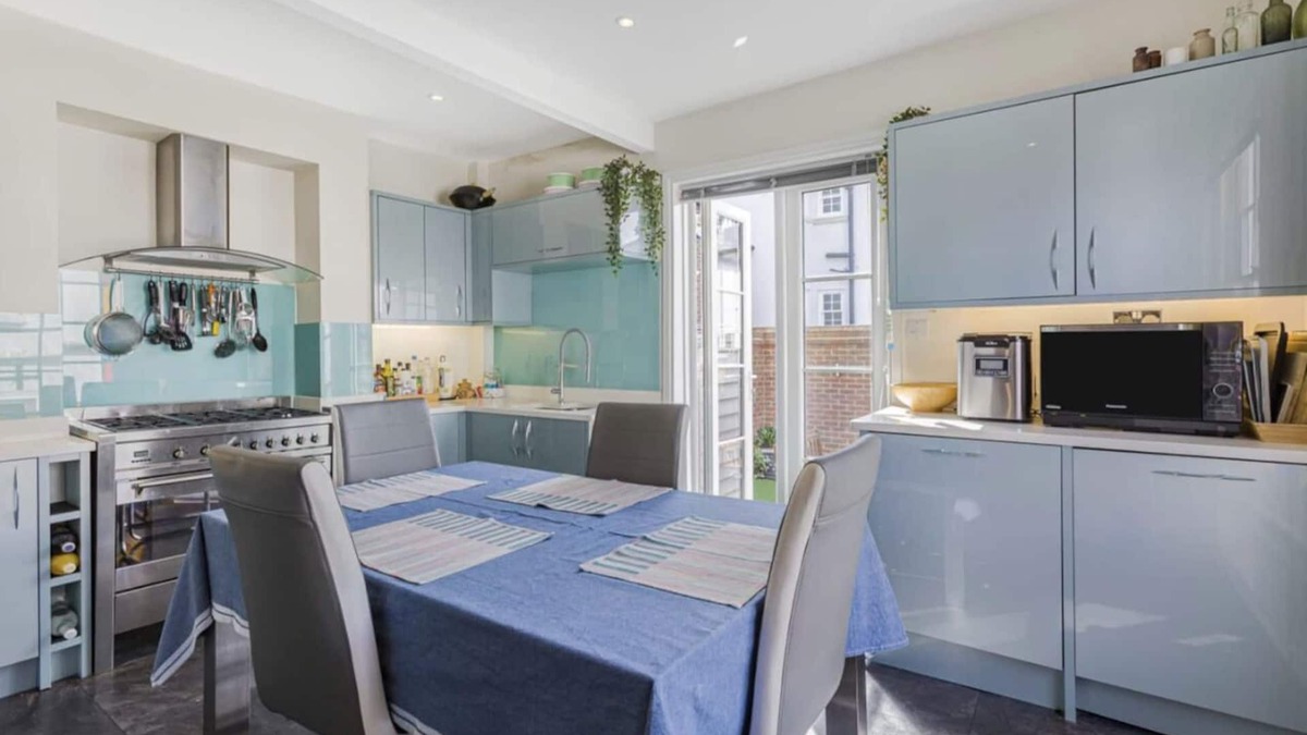 St Albans House | Georgian 4 bed historic house,100m City Centre w/garden & free private parking