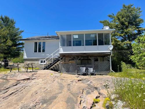 Carling House | Georgian Bay 3-bdrm lakefront Main House