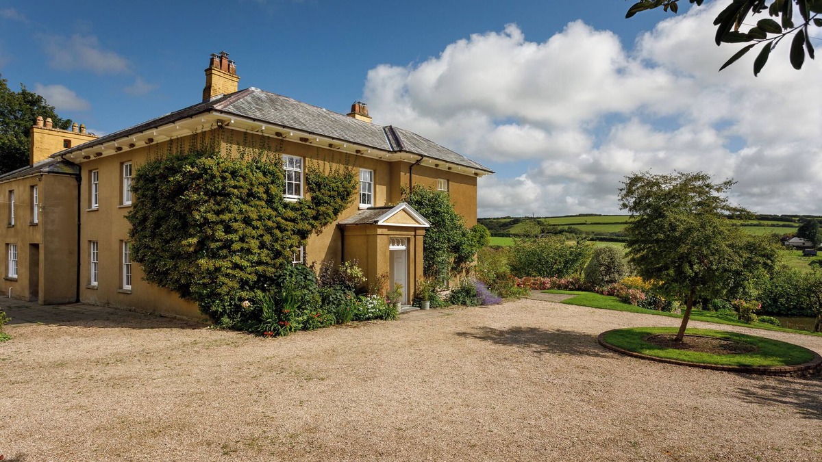Kentisbury House | Georgian Country House Secluded in 4 Acres, Hot Tubs & 8 Large En-Suite Bedrooms
