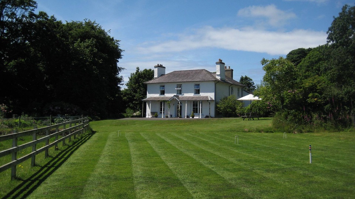 Tremain House | Georgian guesthouse for large families. Large garden, dog friendly.