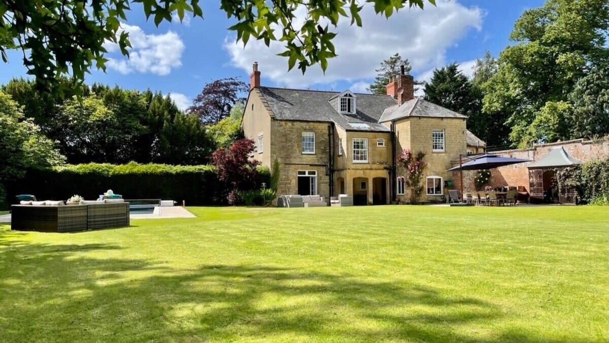 West Chinnock House | Georgian Home with Heated Swimming Pool