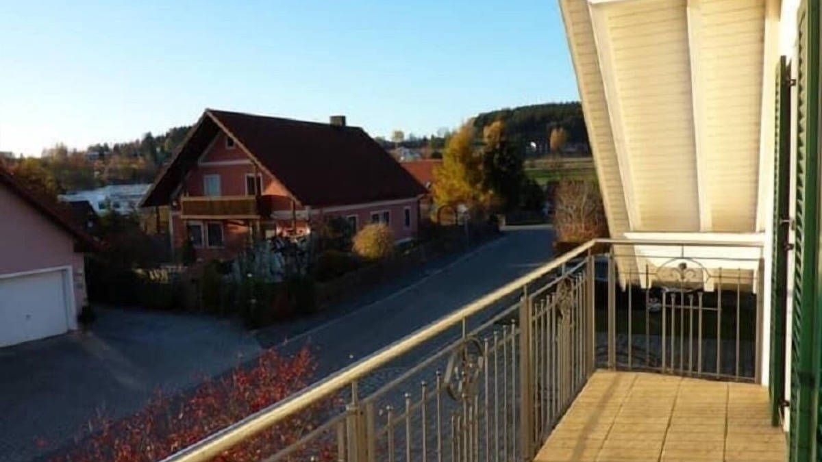 Schoensee Apartment | Geräumige 70qm Ferienwohnung mit Balkon, für 3 Personen