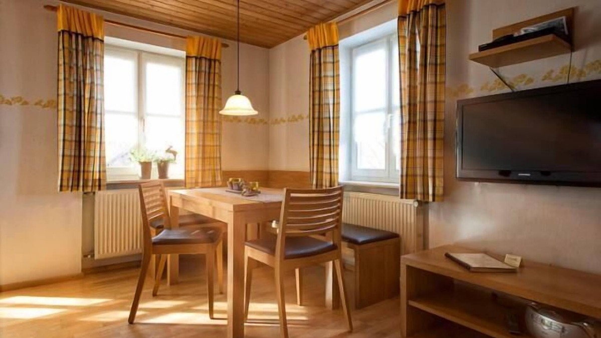 Bohmzwiesel Apartment | Geräumige Ferienwohnung (70m2) über zwei Ebenen mit Balkon, mit zwei getrennten Doppelbett-Schlafzimmern.