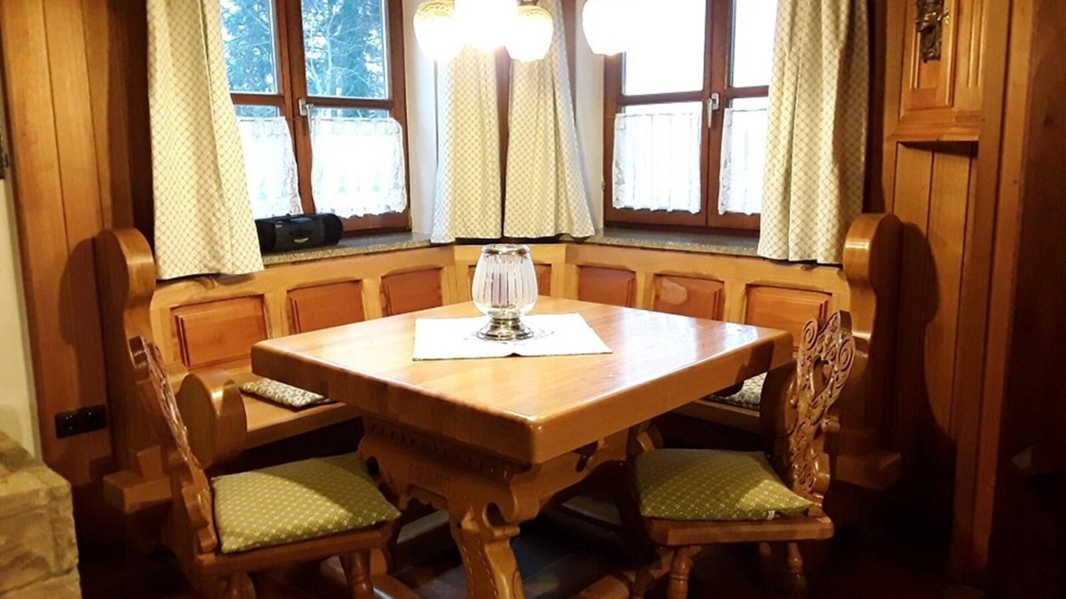 Neuschoenau Apartment | Geräumiges Ferienhaus für bis zu Fünf Personen mit Kaminzimmer