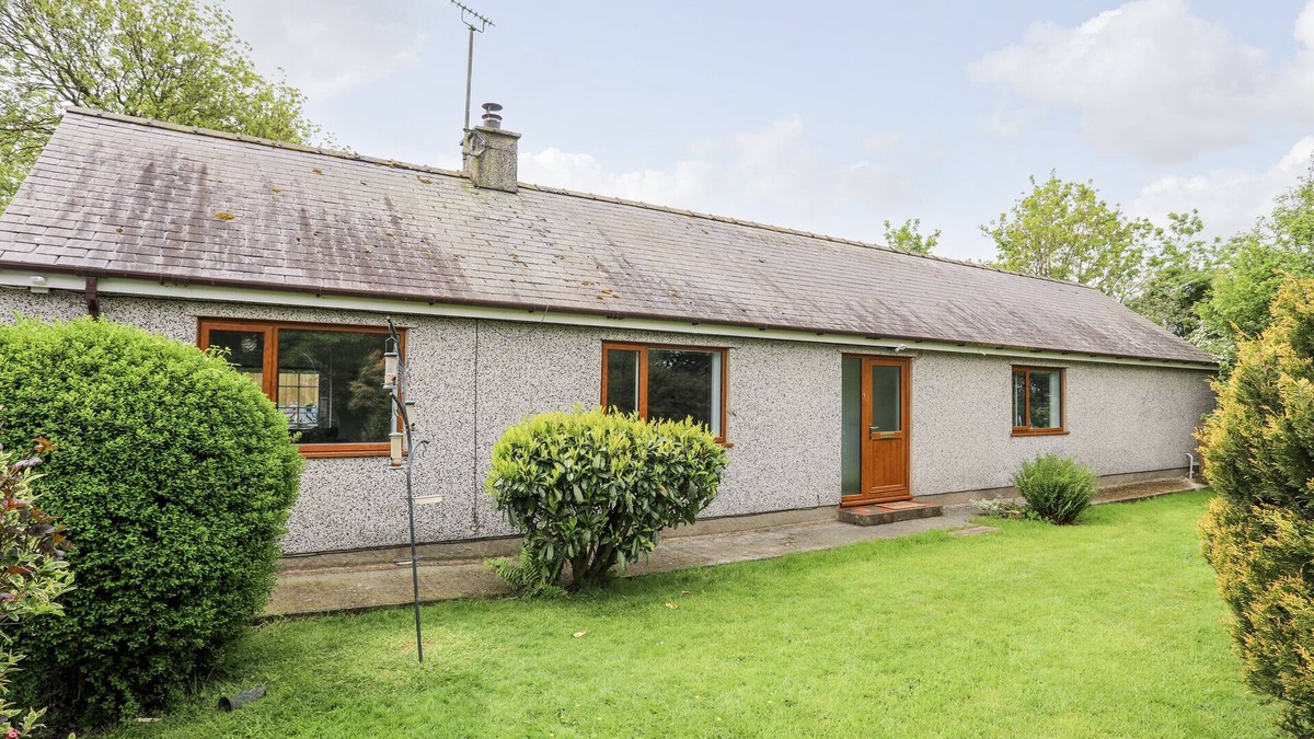 Bodffordd House | GER Y LLAN, pet friendly, character holiday cottage in Llangefni
