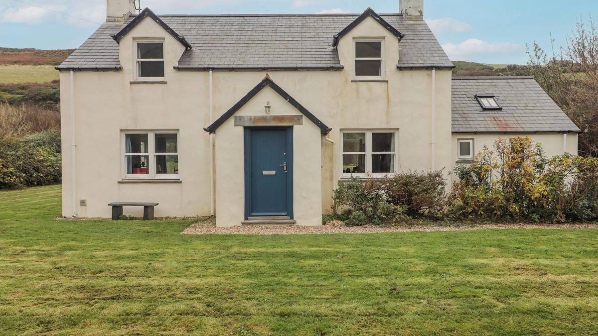 Dinas Cross Cottage | GER Y TRAETH, pet friendly, country holiday cottage in Dinas Cross