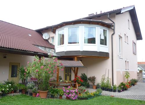 Großdietmanns House | Gertis Blumenhof Privatzimmer, Ferienwohnung