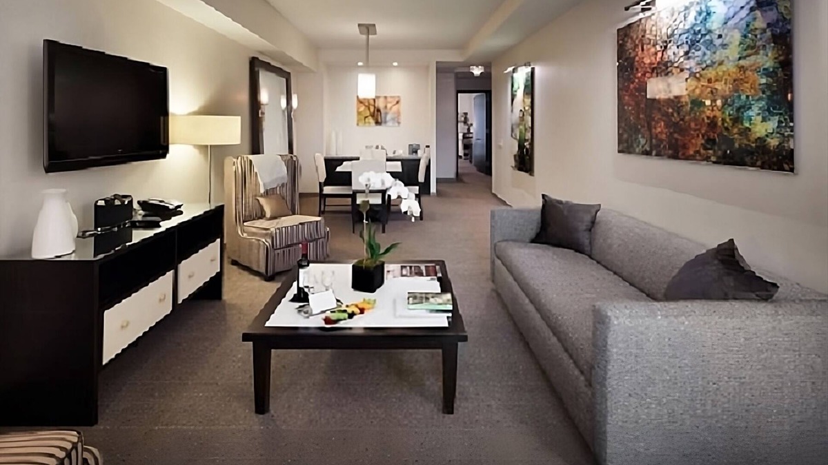 Rose Hill Hotel | Get A Lovely View Of All The Skyscrapers! 2 Lovely Suites, Bar, Bring your Pet!
