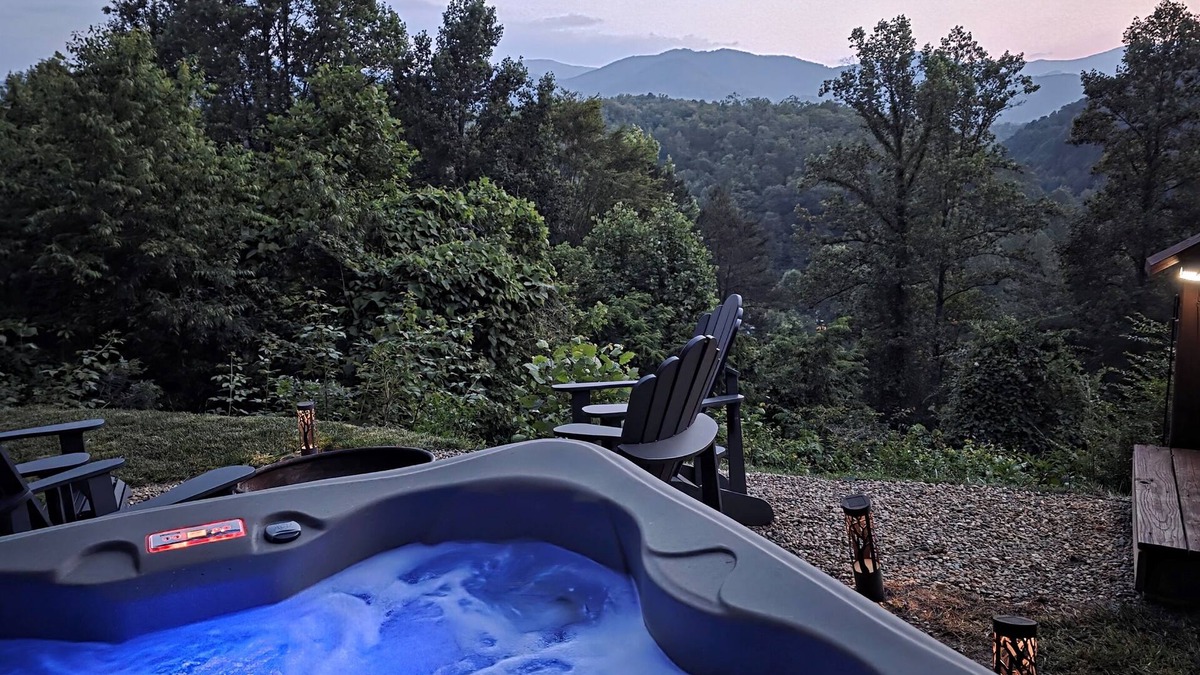 Whittier Cabin | Get an Altitude Adjustment.Hot Tub! Dog friendly. Views! Tubing, waterfalls