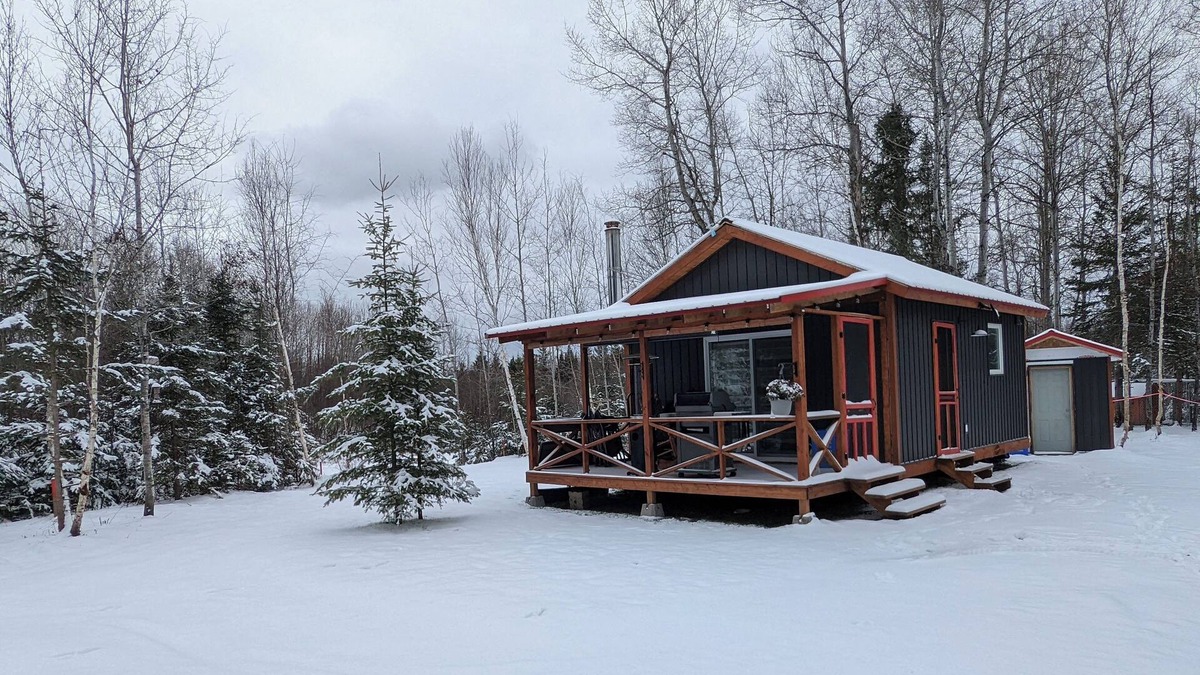 Garson Cabin | Get away from the noise, Tranquil 1-bedroom off grid cabin min south of Sudbury