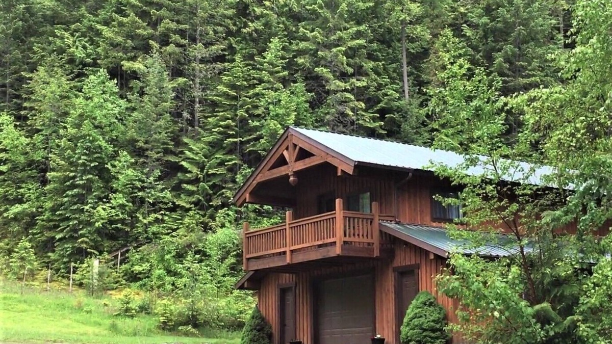 Ronan Cabin | Get away from the stress and strain of life at this romantic mountain cabin.