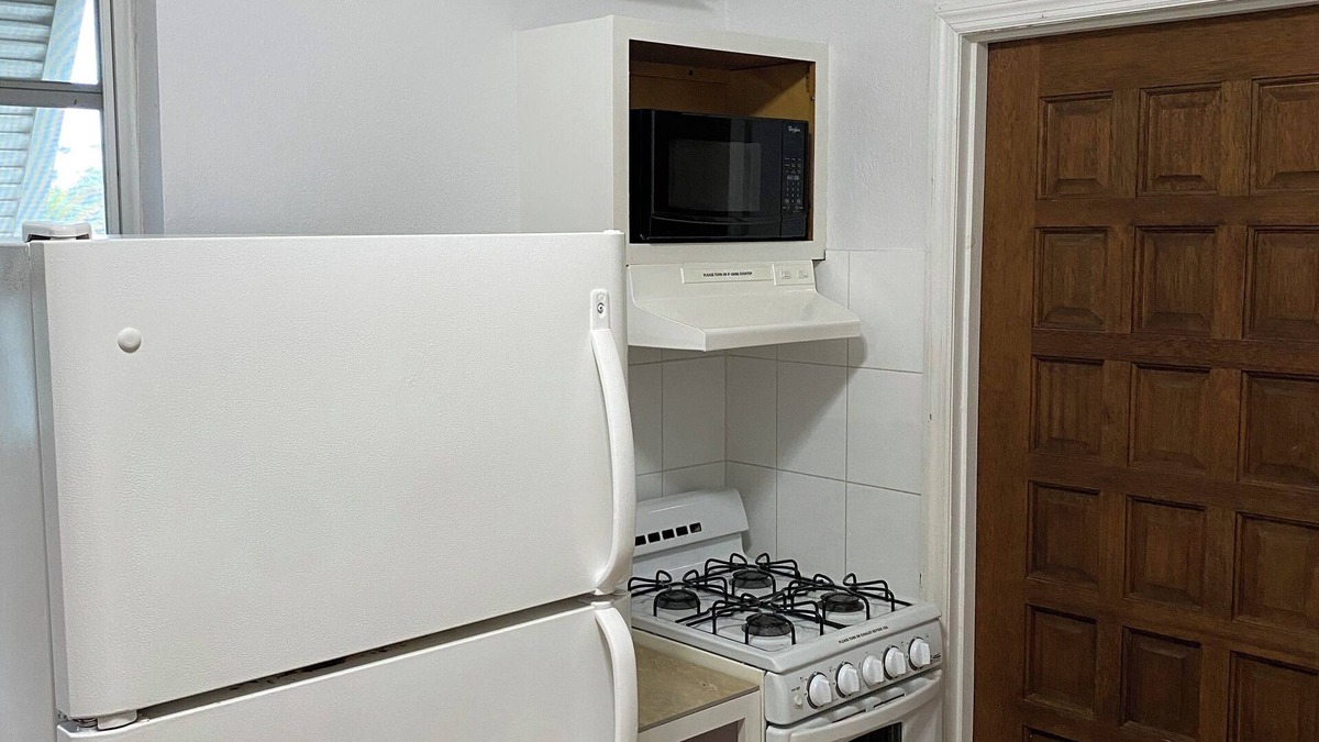 Coral Harbour Apartment | Get away to Green Pastures .10 minutes to Beach, Great for weekend getaways