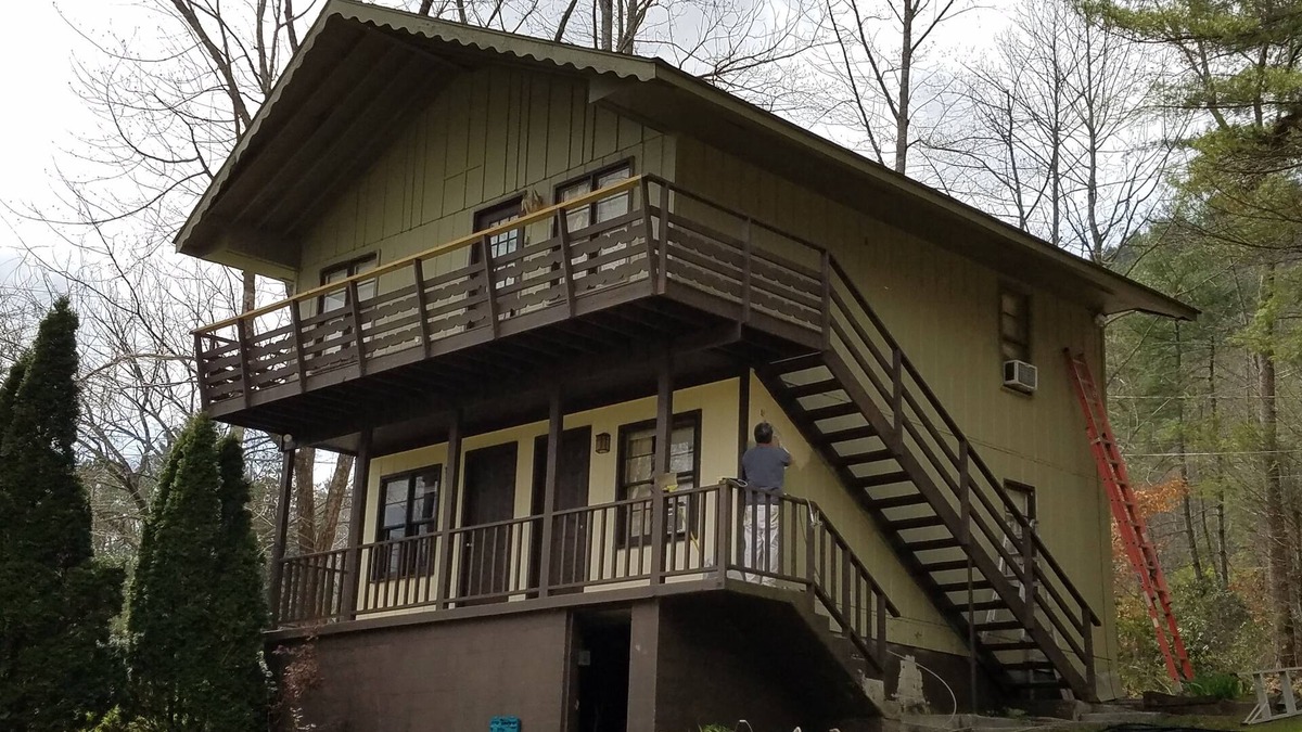 Rabun Gap Ski Chalet | Get away to the Mountains in this Cozy Chalet. Clean and Quiet