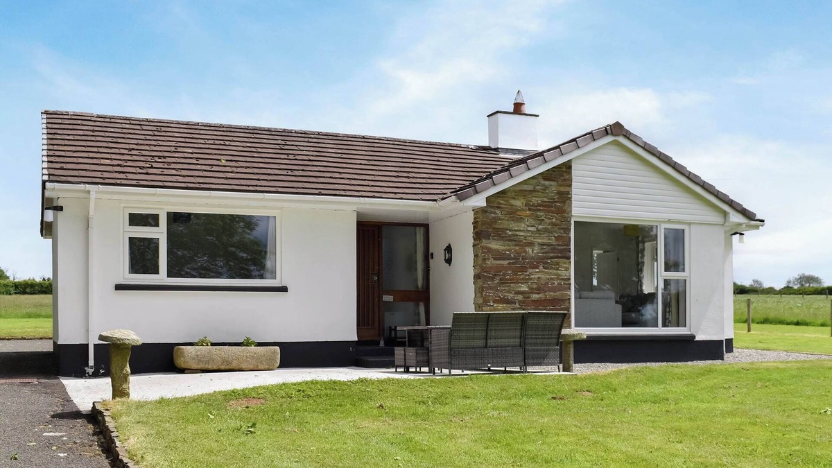 Callington Cottage | Get back to nature in this lovely, three-bedroom, rural bungalow.