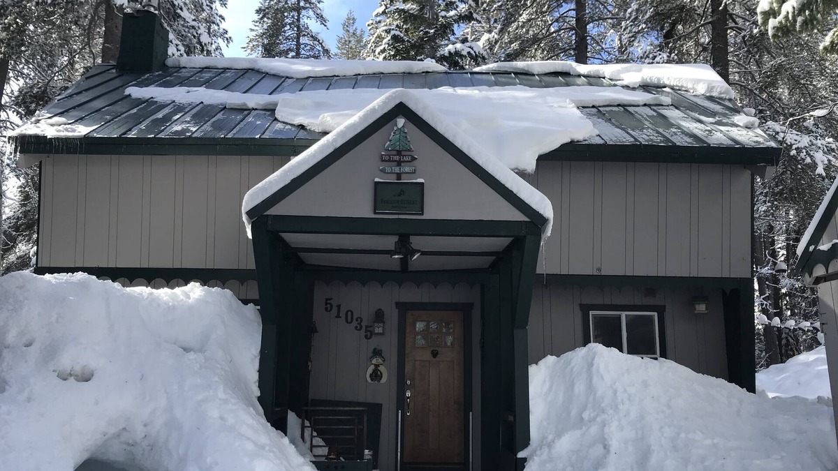 Pla-Vada Woodlands House | get ready for LOTS of snow! Cozy cabin- private sled hill, close ski resorts
