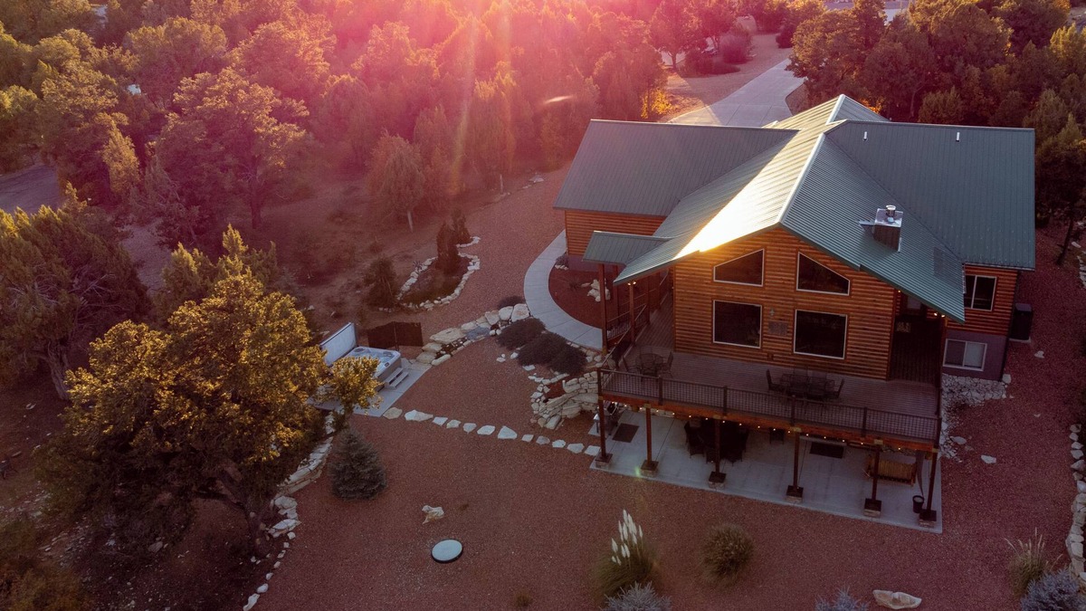 Zion National Park East Entrance House | Get the 7th night free. Over 125 five star reviews, over 4,000sq feet